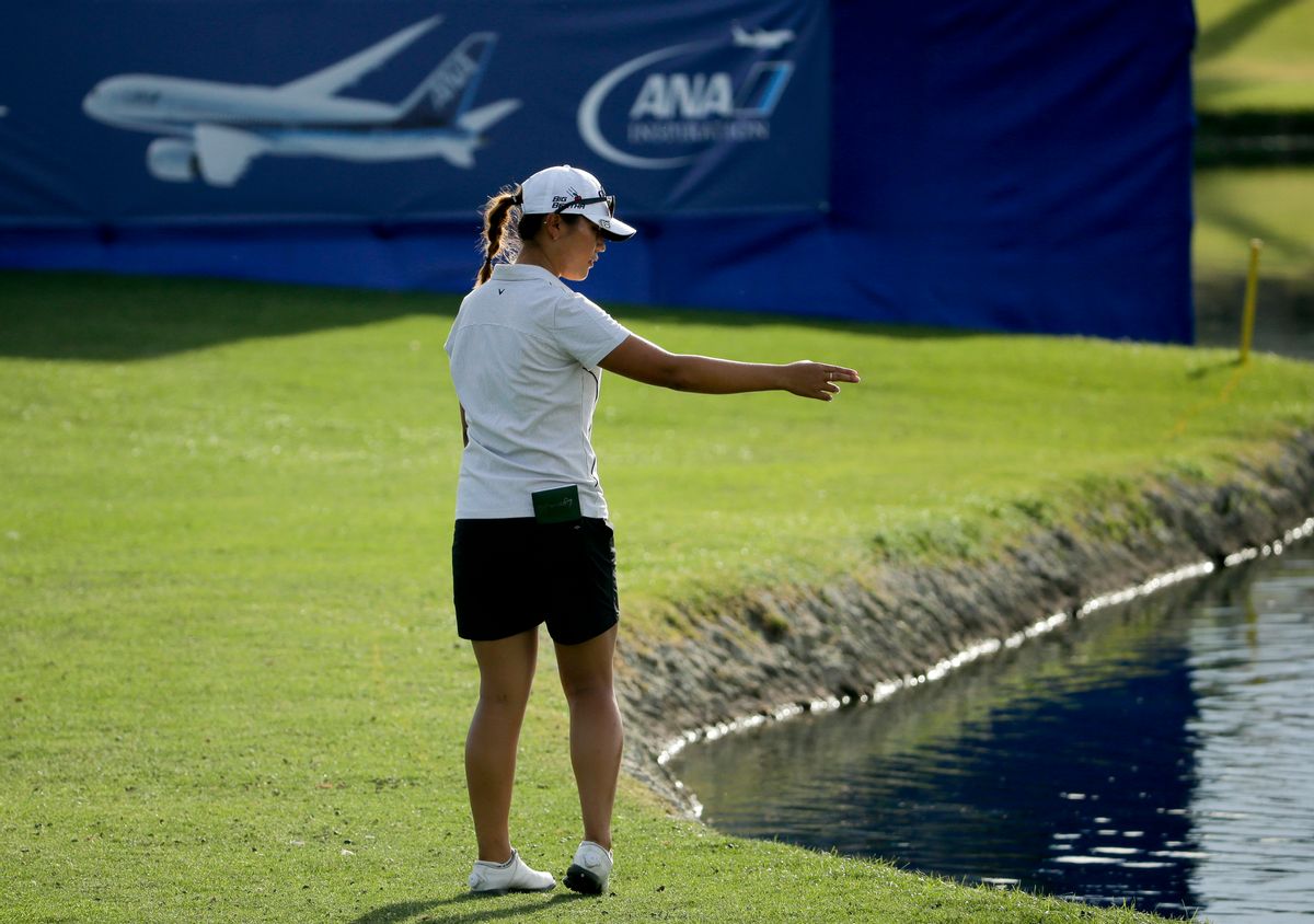 Lydia Ko, of New Zealand, looks for her ball in the water on the 18th hole during the second round of the LPGA Tour ANA Inspiration golf tournament at Mission Hills Country Club Friday, April 3, 2015, in Rancho Mirage, Calif. (AP Photo/Chris Carlson) (AP)