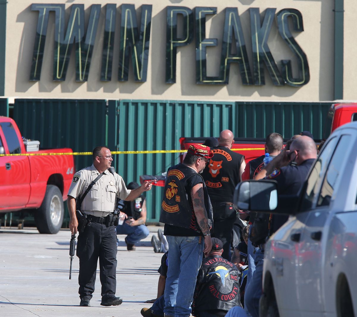 Authorities investigate a shooting in the parking lot of the Twin Peaks restaurant Sunday, May 17, 2015, in Waco, Texas. Authorities say that the shootout victims were members of rival biker gangs that had gathered for a meeting.  (AP/Jerry Larson)