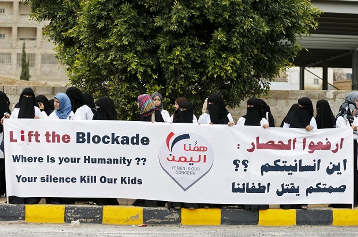 Healthcare workers demonstrate against a blockade on Yemen imposed by the Saudi-led coalition, outside the headquarters of the United Nations in Yemen's capital Sanaa on May 7, 2015  (Reuters/Khaled Abdullah)