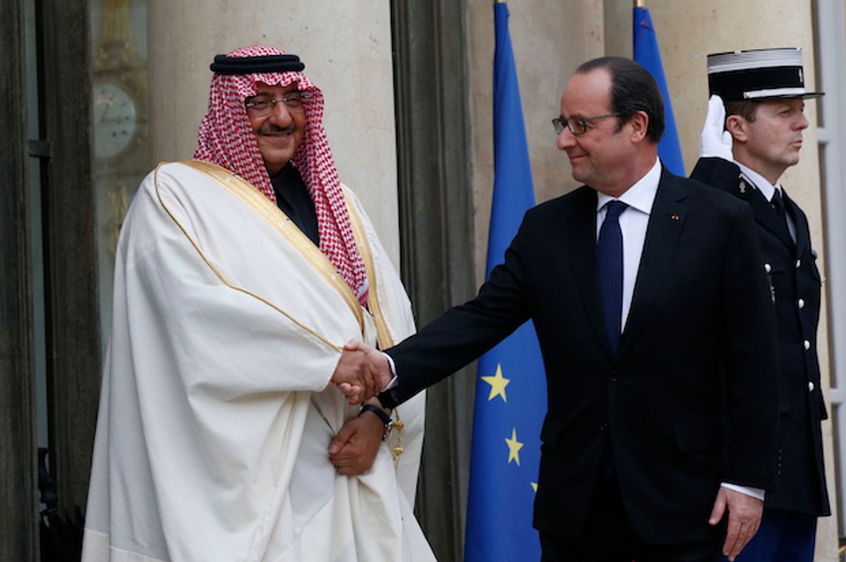 French President François Hollande welcomes Saudi Crown Prince Mohammed bin Nayef at the Élysée Palace in Paris, France on March 4, 2016  (Reuters/Philippe Wojazer)