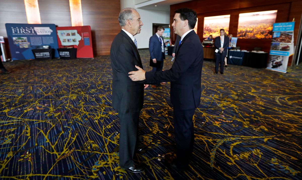 U.S. Sen. Chuck Grassley, R-Iowa, talks with Wisconsin Gov. Scott Walker, right, during the National Governors Association meeting, Friday, July 15, 2016, in Des Moines, Iowa.  (AP)