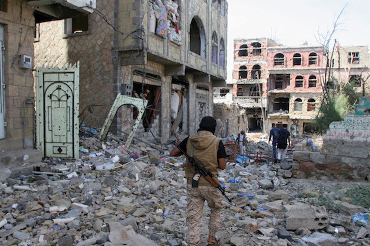 An anti-Houthi fighter loyal to Saudi-backed former president Hadi walks at the site of recent battles in Taiz, Yemen, November 20, 2016  (Reuters/Anees Mahyoub)
