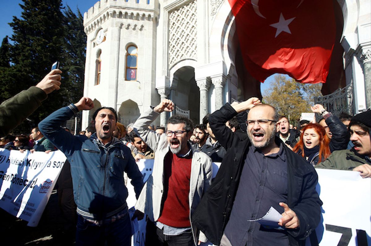 Demonstrators shout slogans during a protest against a purge of thousands of education staff since a failed coup in July, in front of the main campus of Istanbul University in Istanbul, Turkey, November 3, 2016  (Reuters/Osman Orsal)
