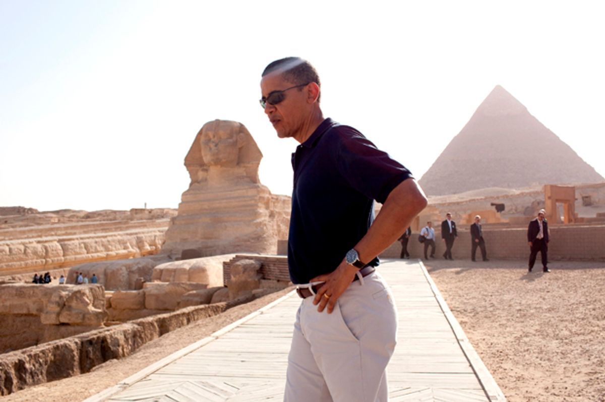 President Barack Obama tours the Egypt's Great Sphinx of Giza (L) and the Pyramid of Khafre  (Pete Souza/The White House)