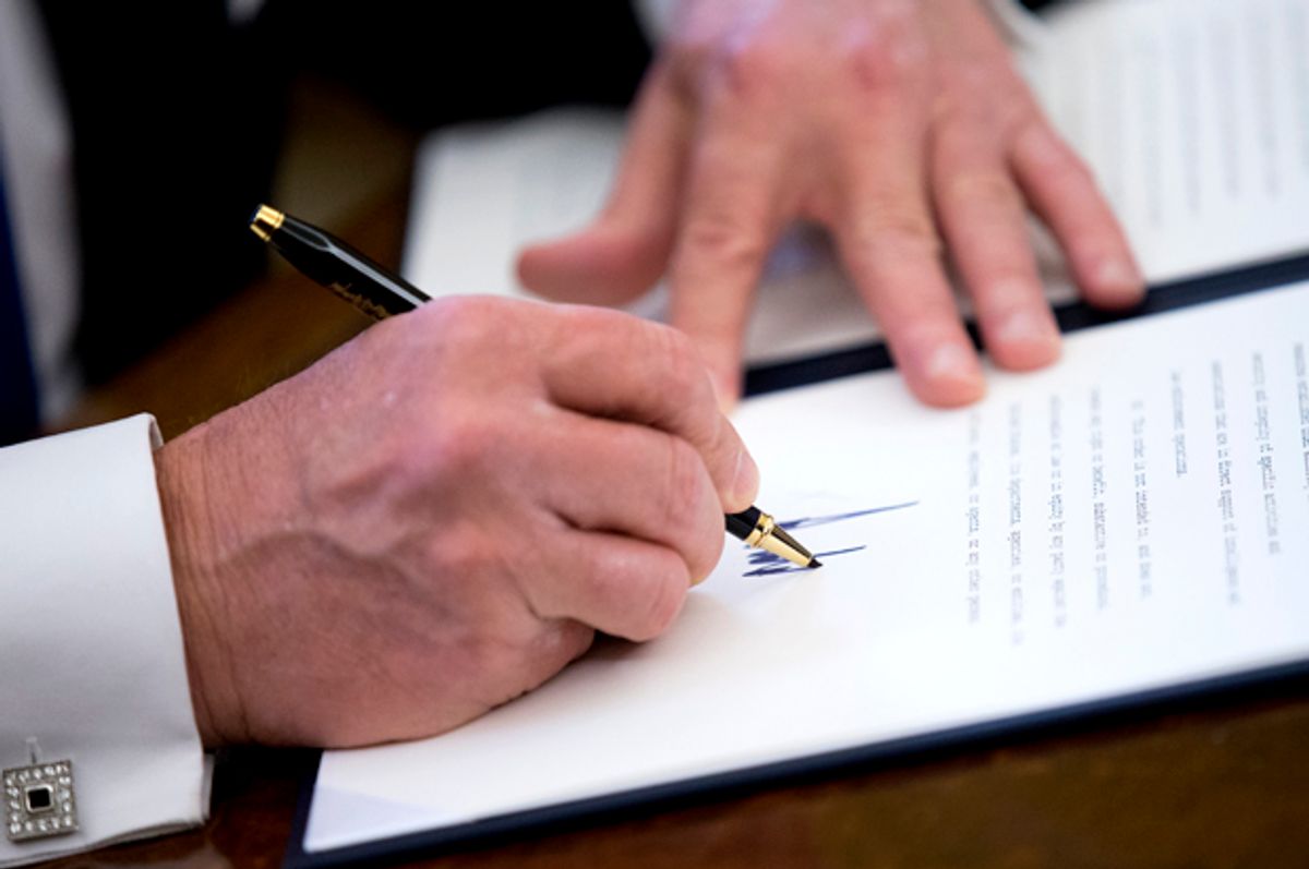 Donald Trump signs executive orders   (Getty/Shawn Thew)
