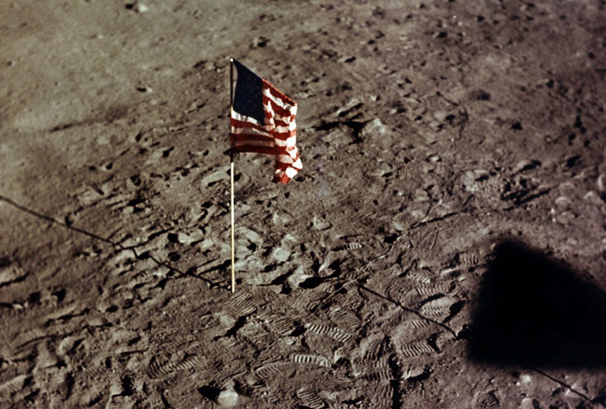 Picture taken from the Apollo XI Lunar Module (LM) showing the flag of the United States and the footprints of astronauts Neil A. Armstrong and Edwin E. Aldrin on the surface of the moon, 21 July 1969. (- / NASA / AFP)