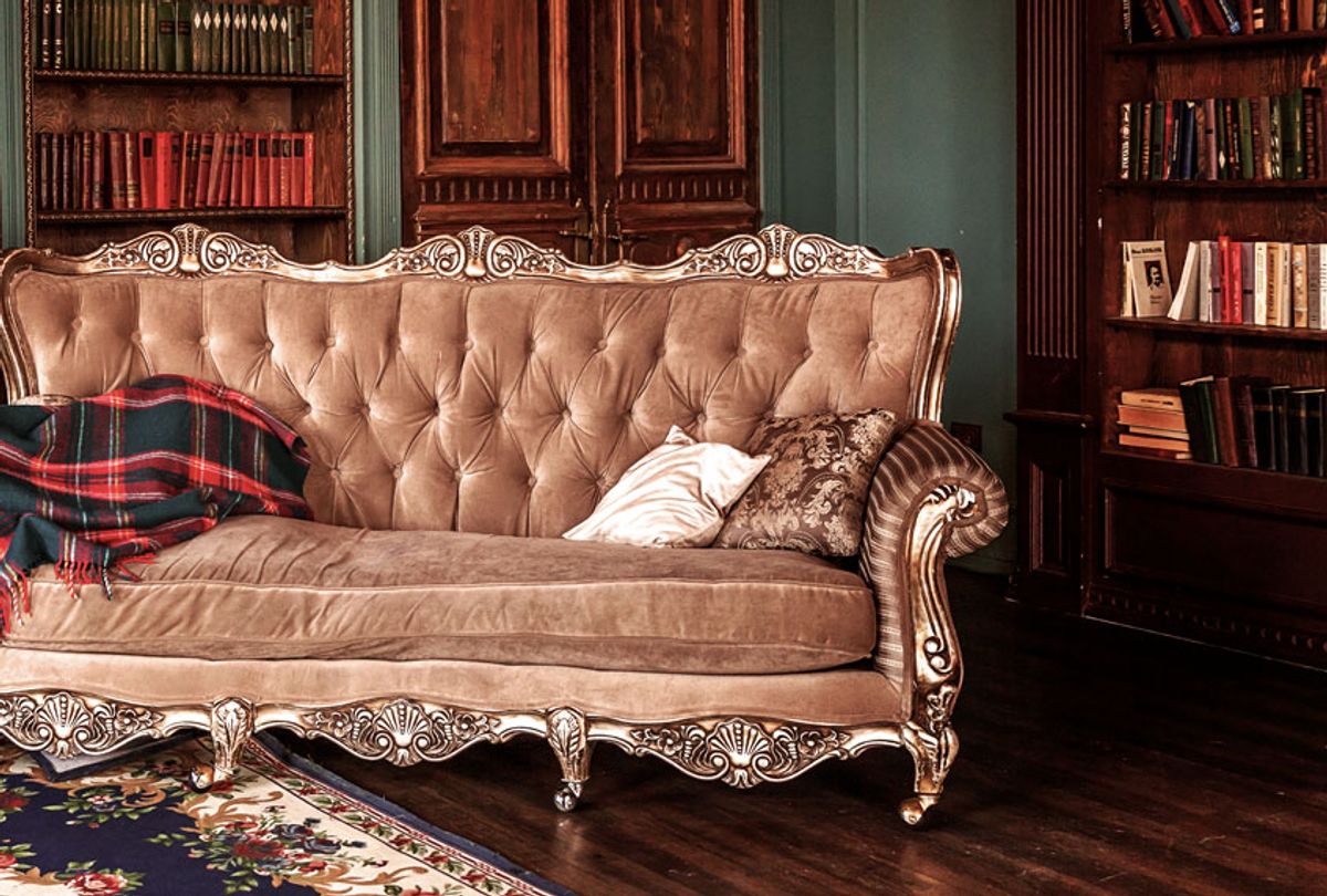 Vintage sofa in living-room (Getty Images/ Iuliia Zavalishina)