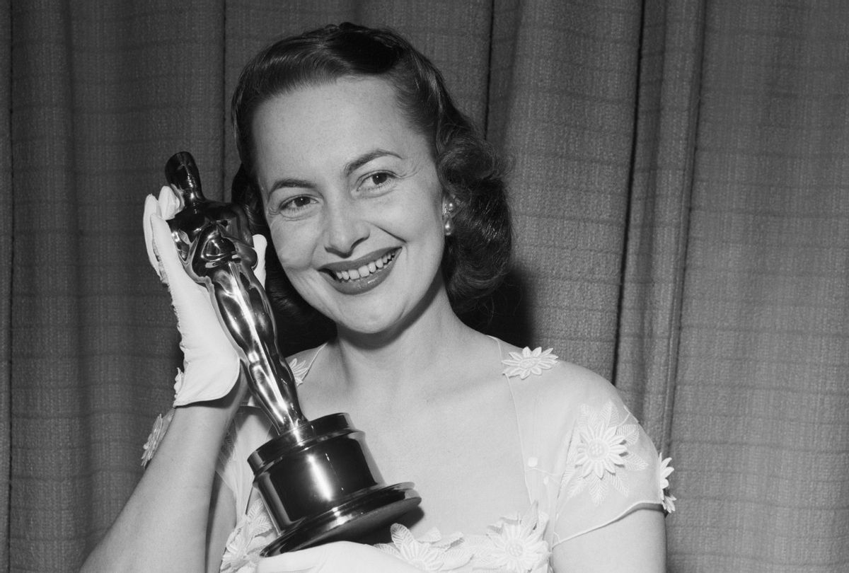 Olivia de Havilland with her Oscar for her role in "The Heiress" in 1950 (Getty)