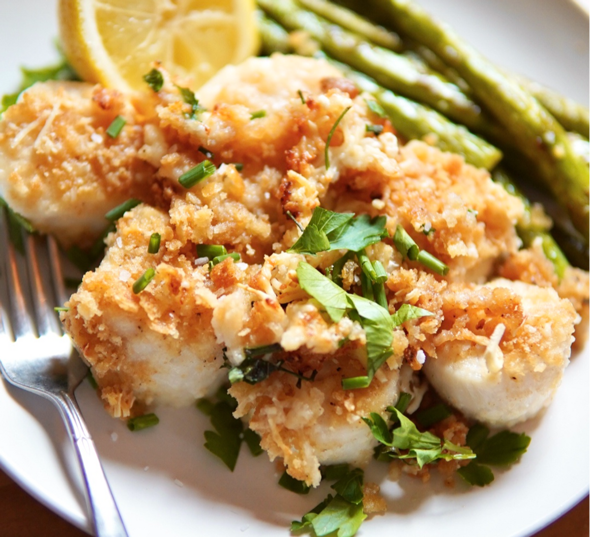 These easy baked scallops are delicious. (Katherine Keenan/Yankee Magazine)