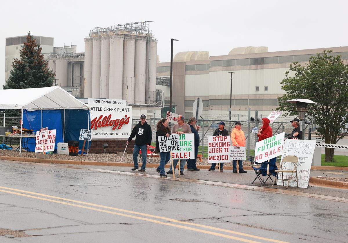 Kellogg's Cereal plant workers demonstrate in front of the plant on October 7, 2021 in Battle Creek, Michigan. Workers at Kellogg’s cereal plants are striking over the loss of premium health care, holiday and vacation pay, and reduced retirement benefits. (Rey Del Rio/Getty Images)