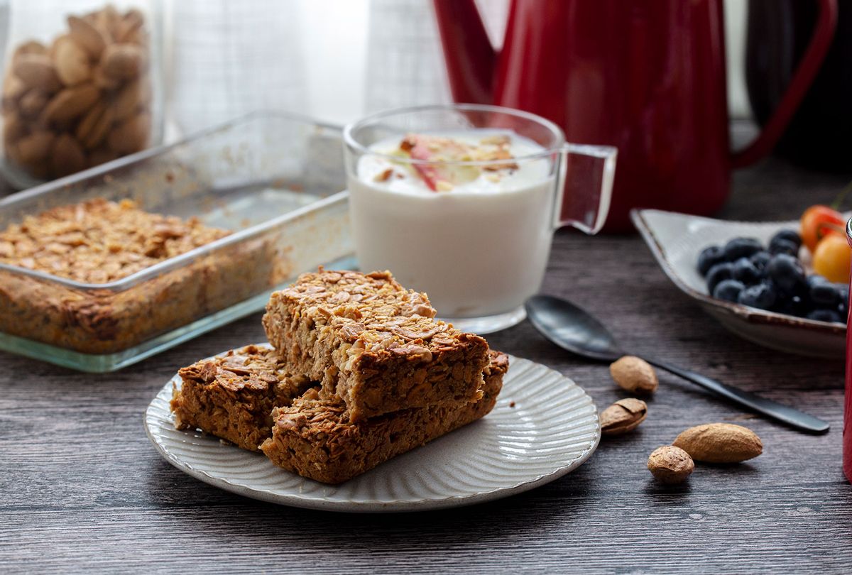Homemade baked granola bar (Getty Images/yipengge)