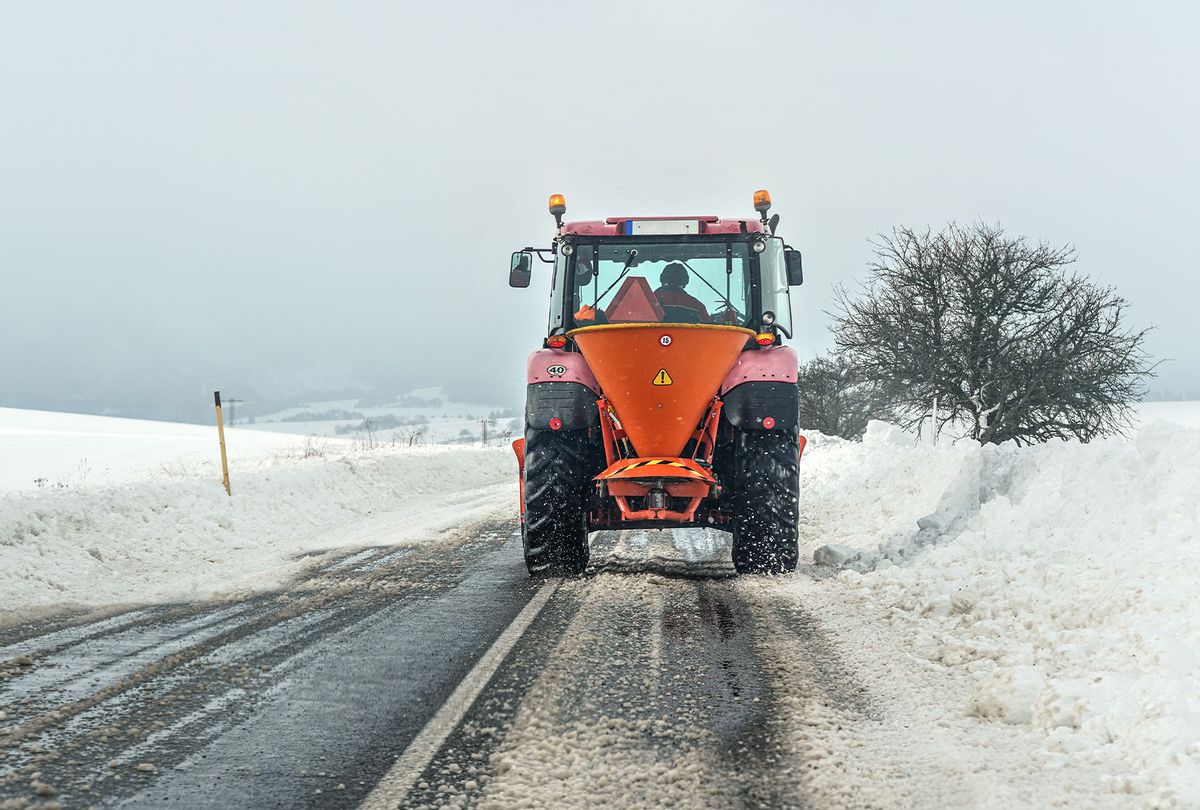 Gritter maintenance tractor spreading de icing salt on asphalt road (Getty Images/Lubo Ivanko)