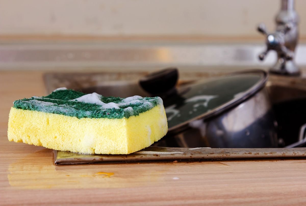 Kitchen Sponge By Dirty Dishes (Getty Images/kittijaroon)