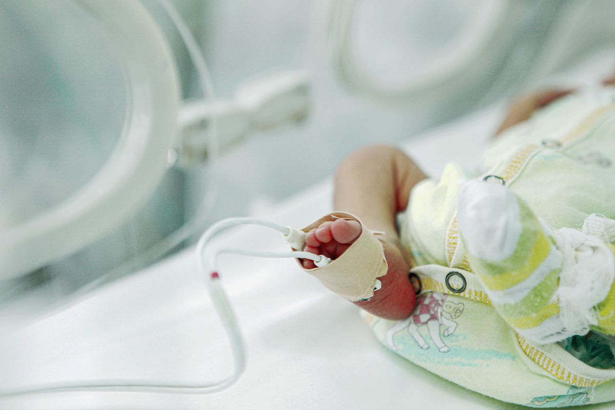 Newborn Baby In Incubator (Getty Images/Nenov)