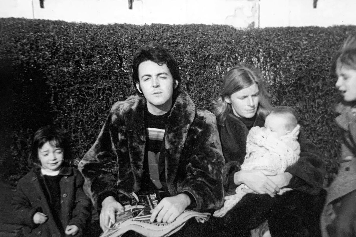 Paul, Linda, and the girls, Scarborough (Stuart Cameron)