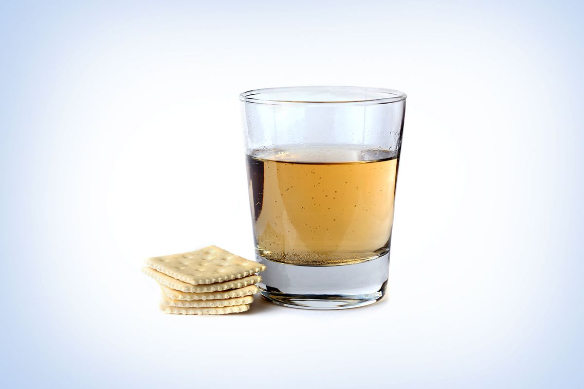 Gingerale and saltine crackers (Getty Images/dlinca)
