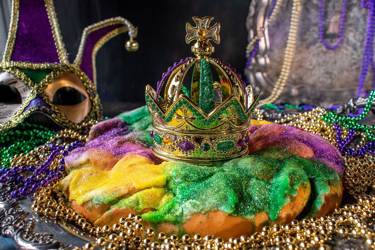 King Cake with crown surrounded by Mardi Gras beads (Getty Images/Lynne Mitchell)
