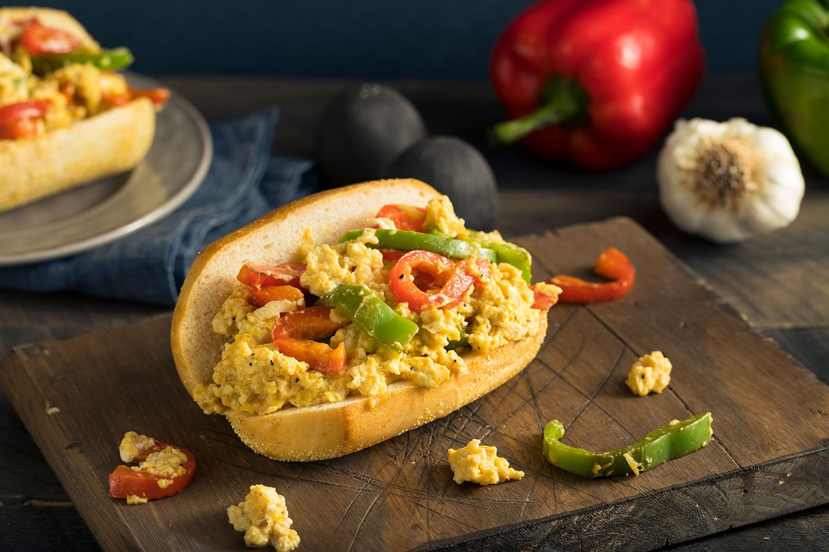Pepper and Egg Sandwich (Getty Images/bhofack2)