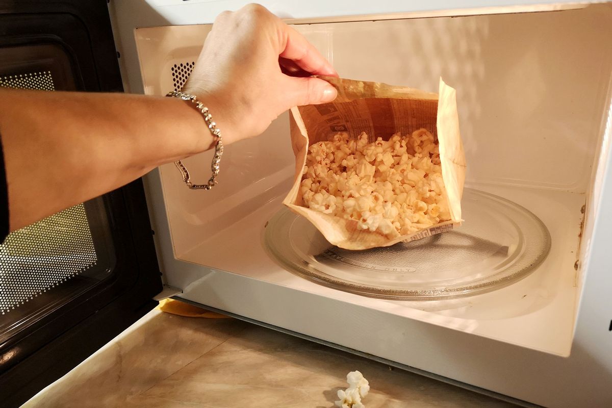 Cooking Popcorn In The Microwave (Getty Images / Roberto Pangiarella / EyeEm)