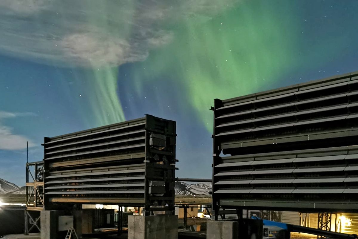 Climeworks' DAC plant "Orca", Iceland, in the night (Climeworks)