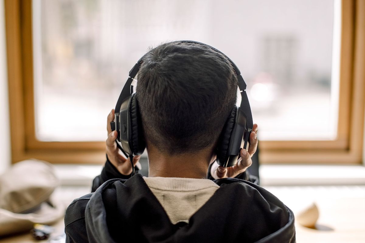 Autistic child with headphones at home (Getty Images/Maskot)