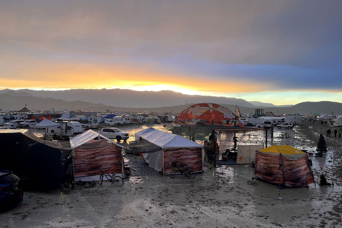 Tents between puddles and mud on the grounds of the "Burning Man" festival. Tens of thousands of visitors to the desert festival "Burning Man" are stranded on the site in the US state of Nevada after heavy rainfall over the weekend. September 2023. (David Crane/picture alliance via Getty Images)