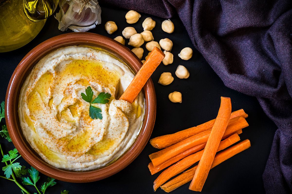 Hummus and carrot sticks (Getty Images/carlosgaw)