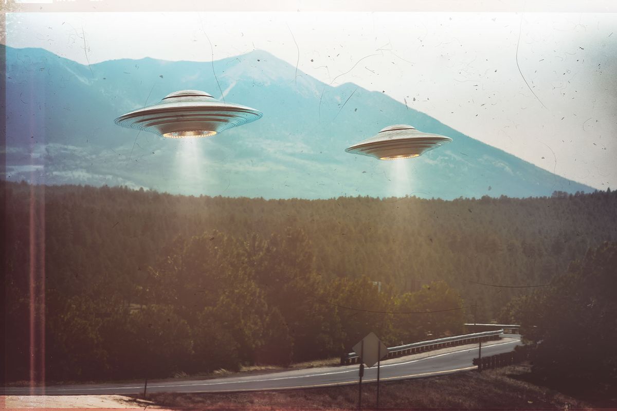 UFOs flying in the sky, illustration (Getty Images/KTSDESIGN/SCIENCE PHOTO LIBRARY)
