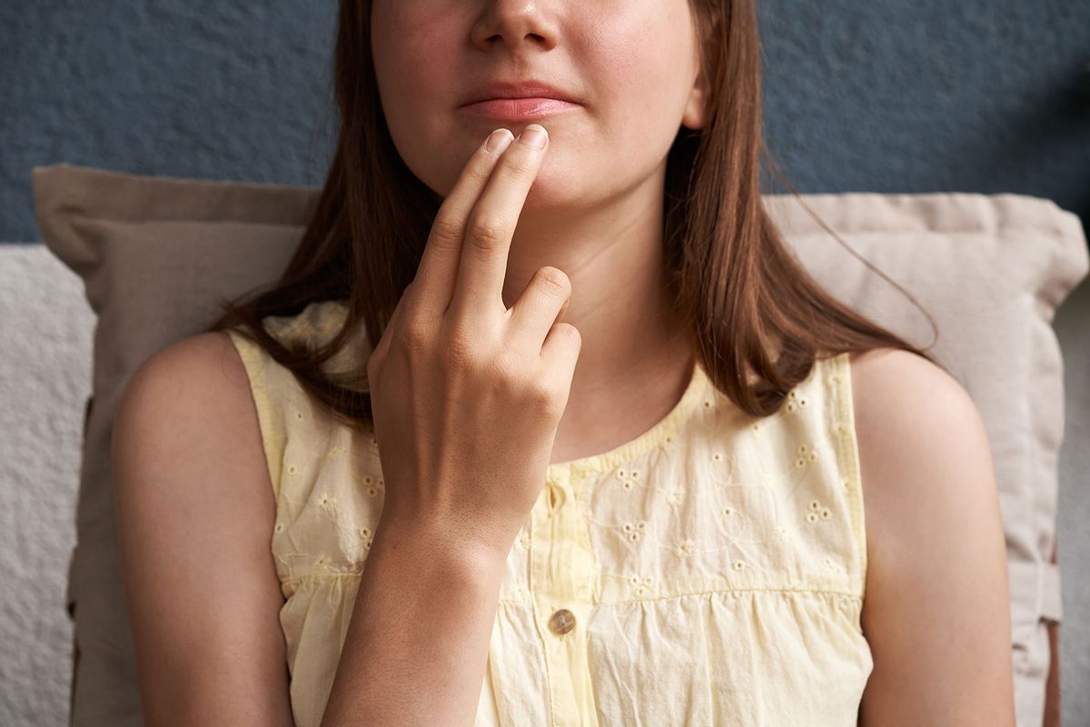 Teenage girl practicing EFT or Emotional freedom technique (Getty Images/Madeleine_Steinbach)