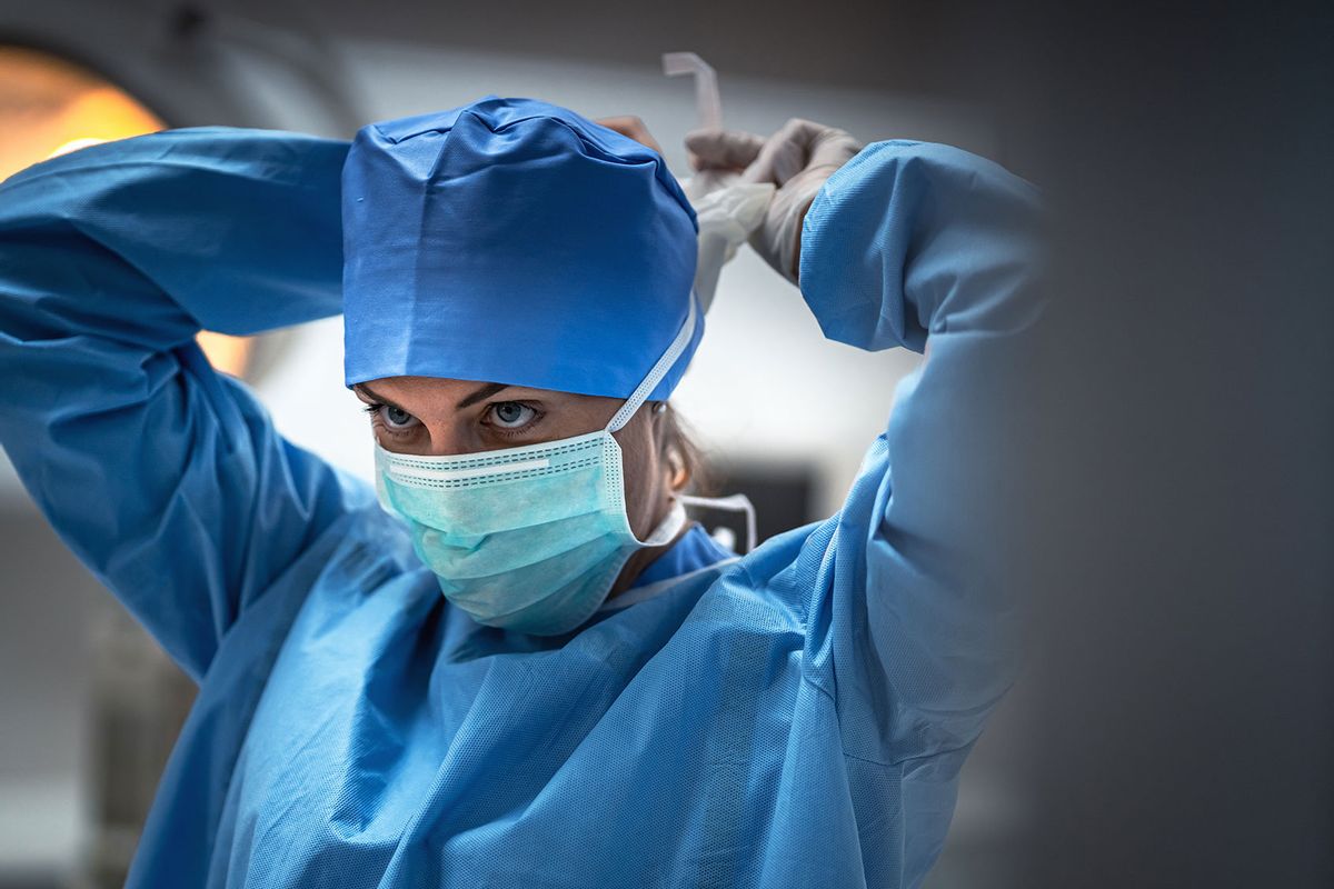 Surgeon wearing a medical mask (Getty Images/pipat wongsawang)