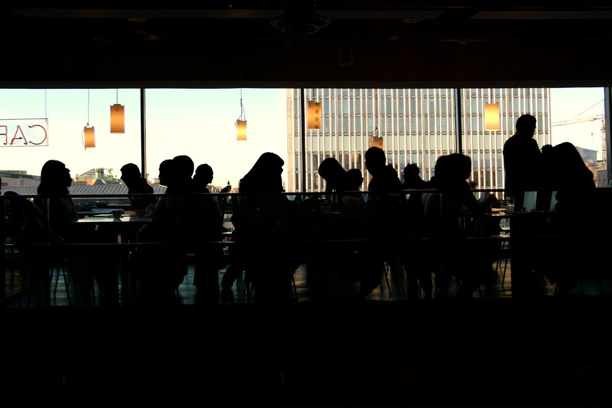 Busy cafe restaurant (Getty Images/ferrantraite)