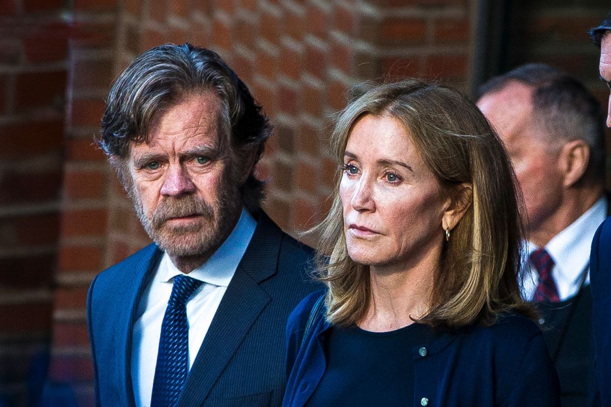 Felicity Huffman, right, and her husband, William H. Macy, walk out of the John Joseph Moakley United States Courthouse in Boston on Sep. 13, 2019. (Nic Antaya for The Boston Globe via Getty Images)