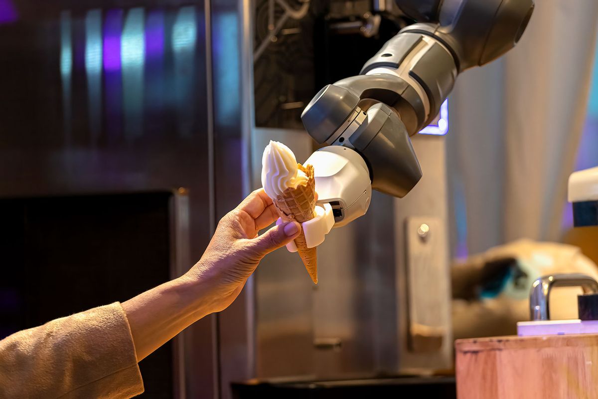 Robot arm serving ice cream (Getty Images/chuchart duangdaw)
