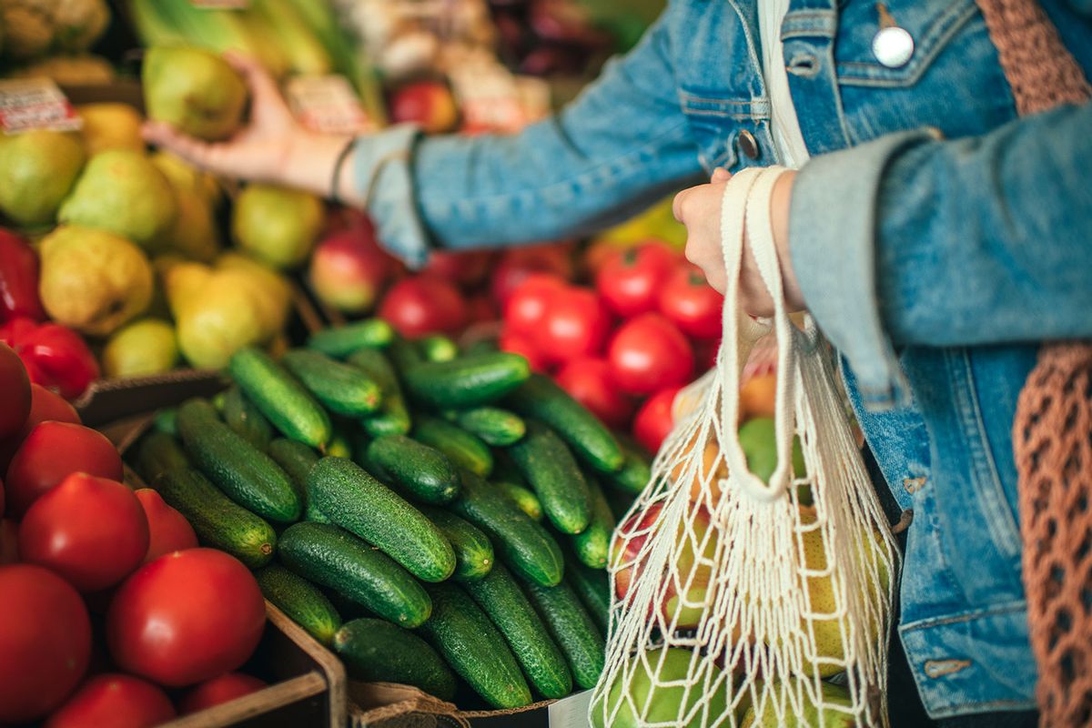 Vegetables and fruit in reusable bag at a farmers market (Getty Images/ArtMarie)