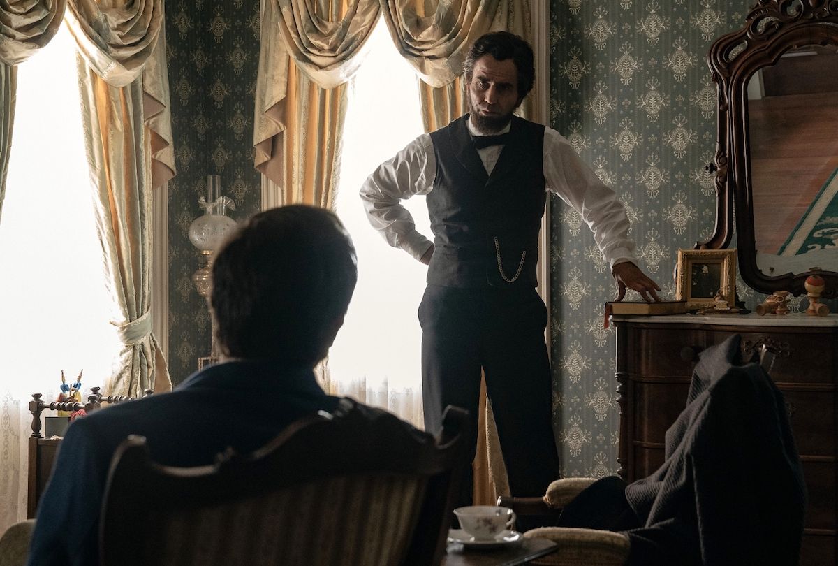 Hamish Linklater as Abraham Lincoln in "Manhunt" (Apple TV+)