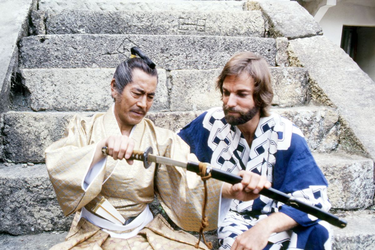 Toshiro Mifune (1920 - 1997, left), as Yoshi Toranaga, and American actor Richard Chamberlain as John Blackthorne, examine a samurai sword in the TV miniseries 'Shogun', 1980. (Silver Screen Collection/Getty Images)