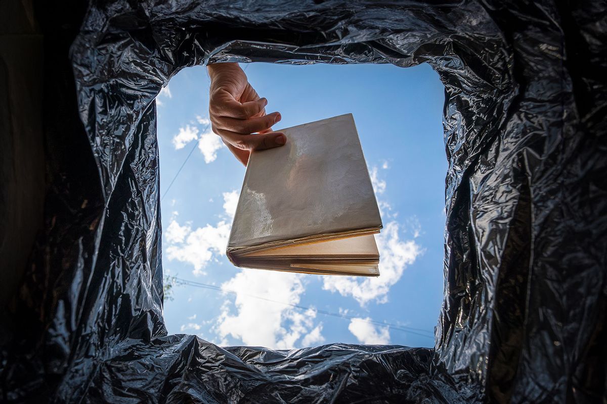 Throwing books in the trash (Getty images/Diy13)