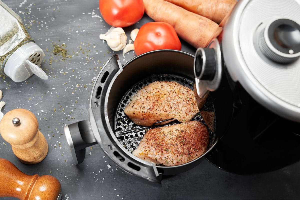 Cooking skinless chicken breast with spices in an air fryer (Getty Images/Francisco Zeledon)