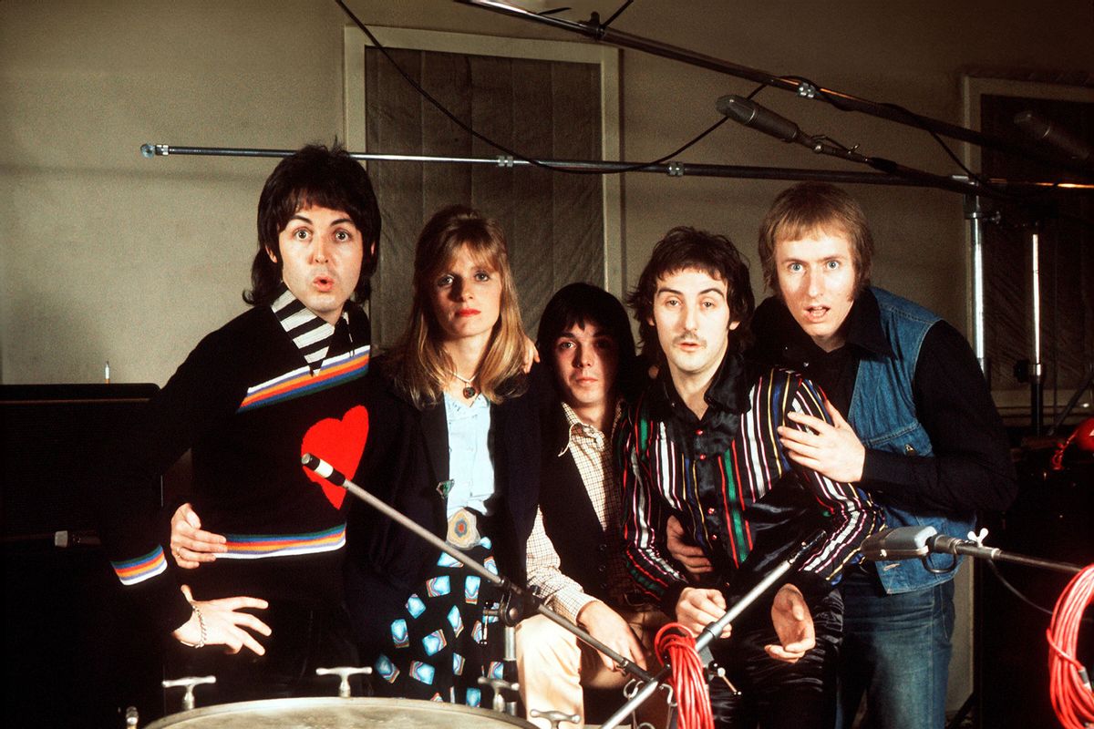 Paul McCartney, Linda McCartney (1941 - 1998), Jimmy McCulloch, Denny Laine and Geoff Britton of Wings in 1974. (Michael Putland/Getty Images)