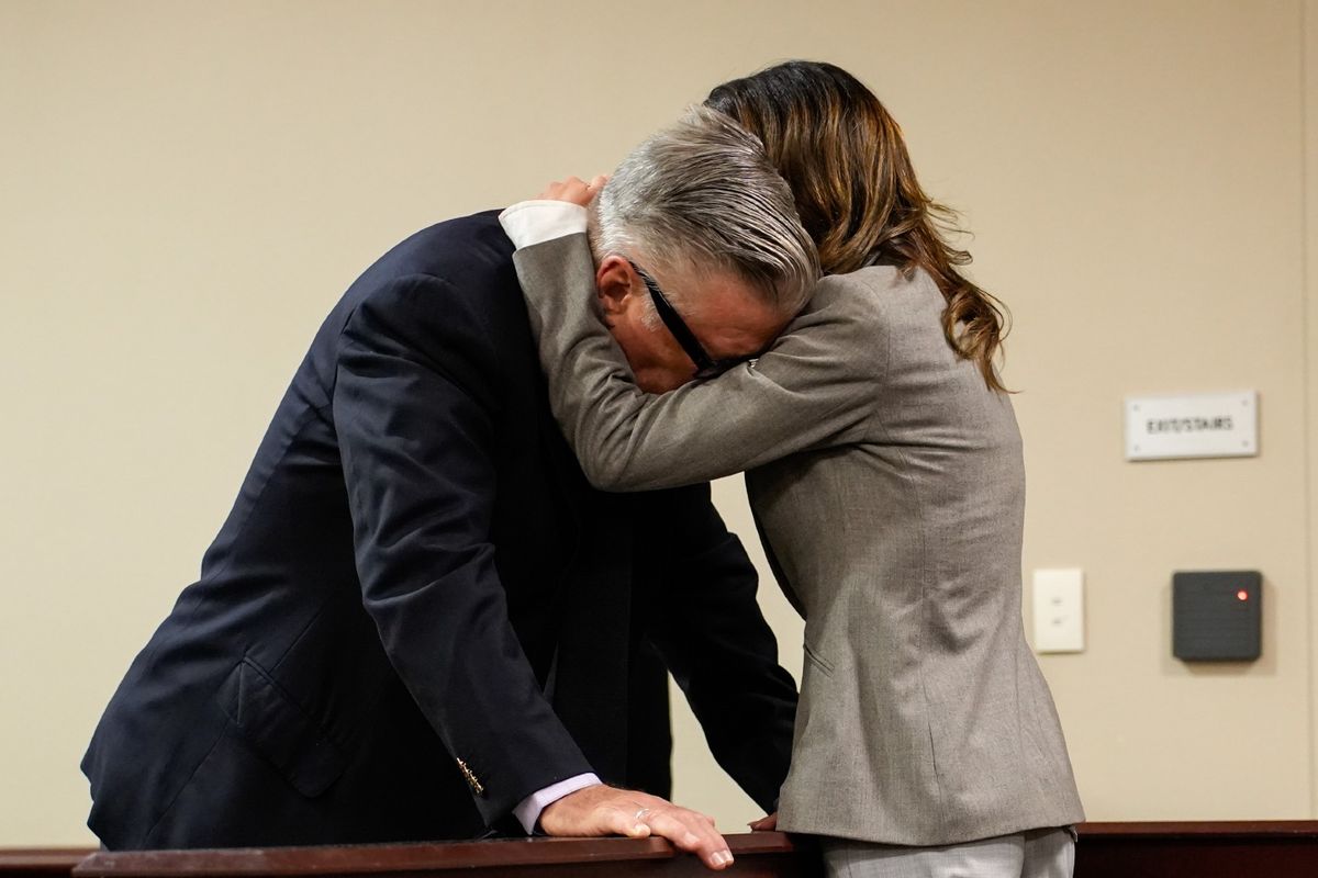 Hilaria Baldwin (R) speaks to her husband actor Alec Baldwin during his trial on involuntary manslaughter in First Judicial District Court on July 12, 2024 in Santa Fe, New Mexico.  (Ramsay de Give-Pool/Getty Images)