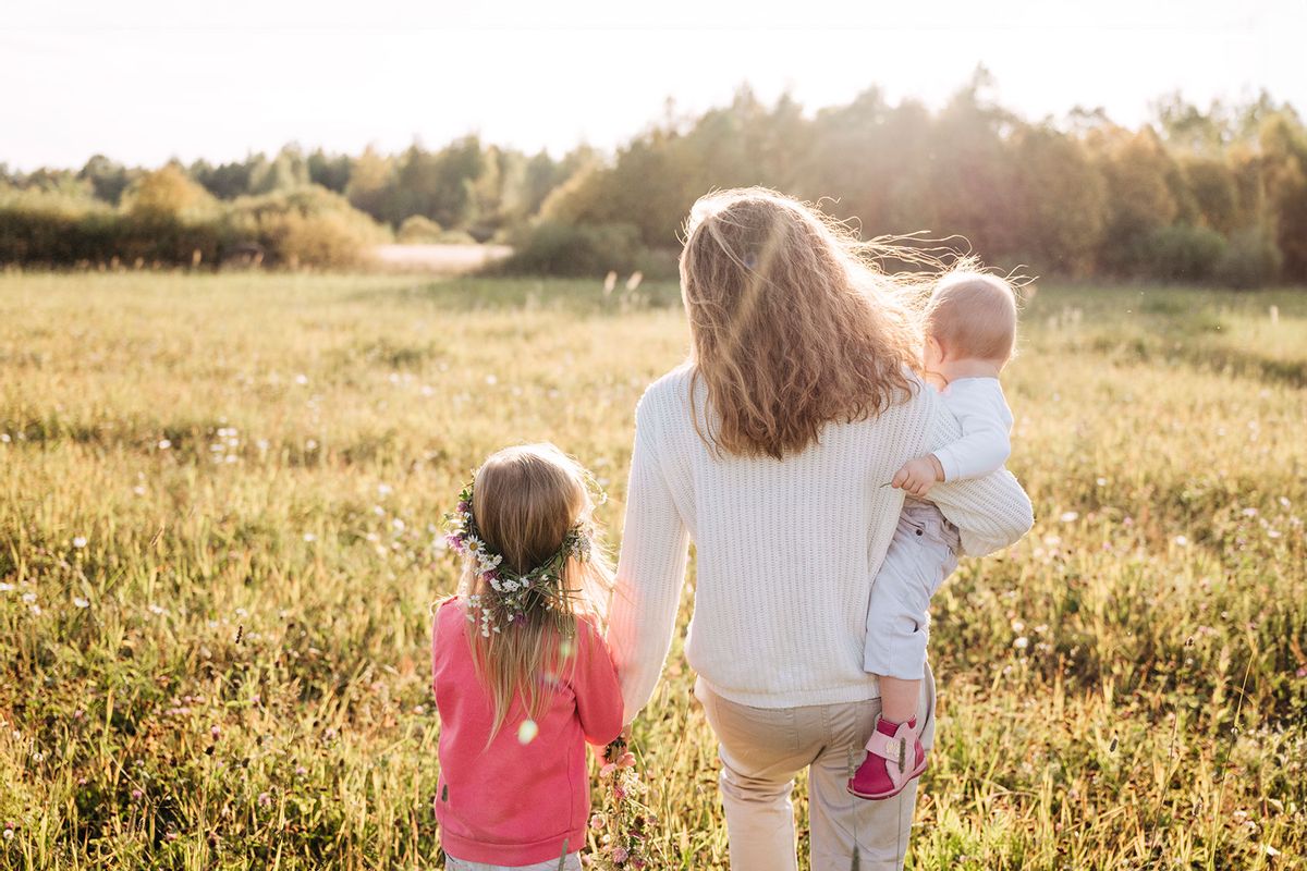 Mother with daughters in a field (Getty Images/Westend61)