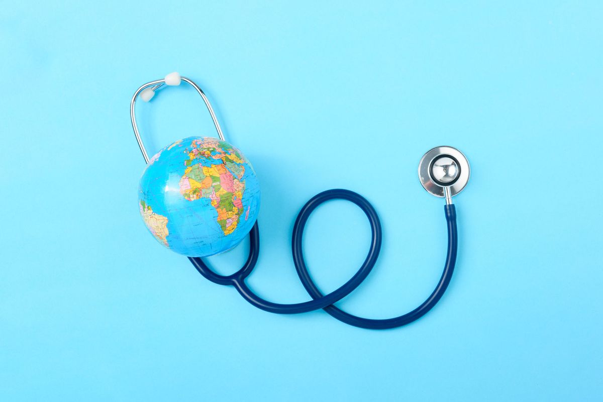 Globe on a stethoscope (Getty Images/Sorapop)