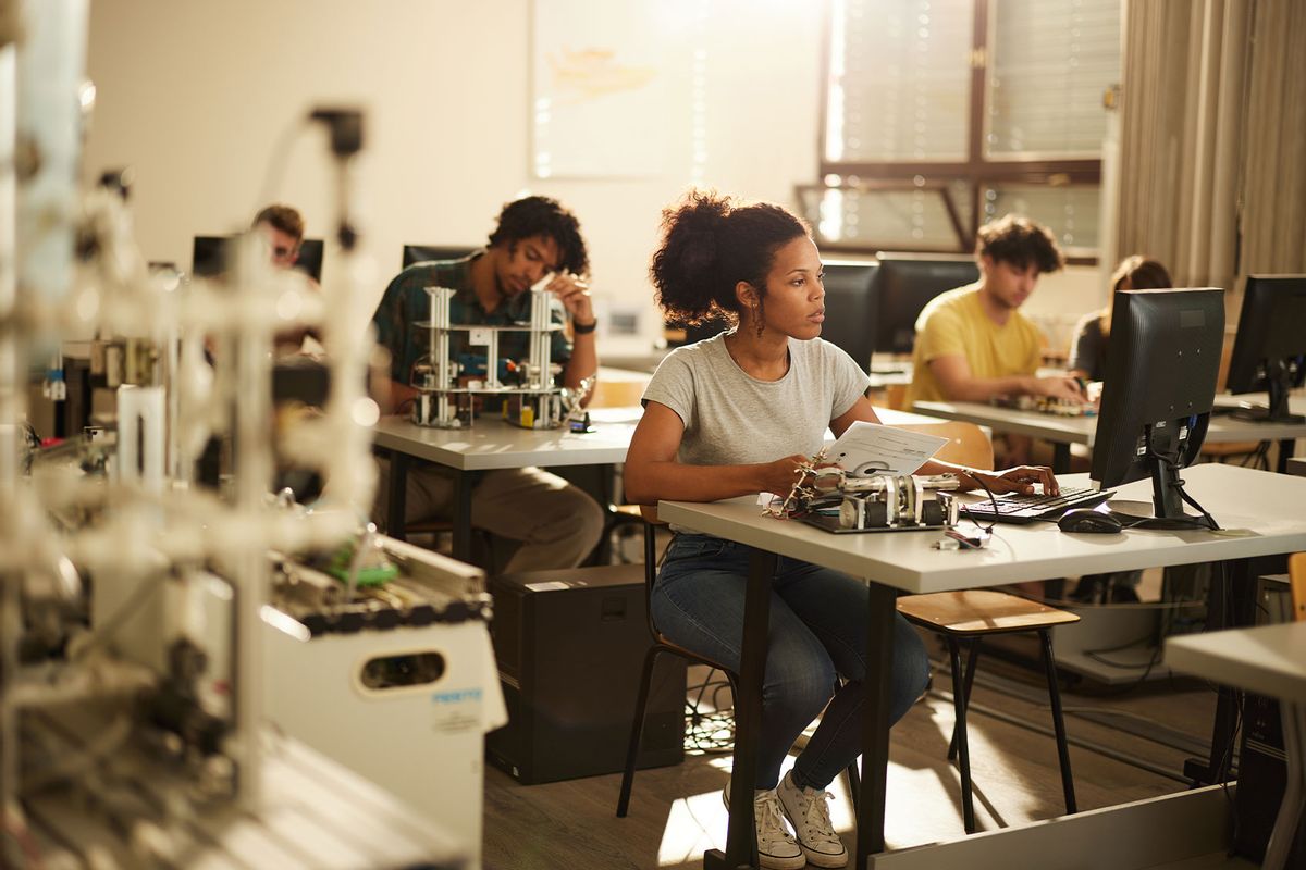 Students in a robotics class (Getty Images/skynesher)