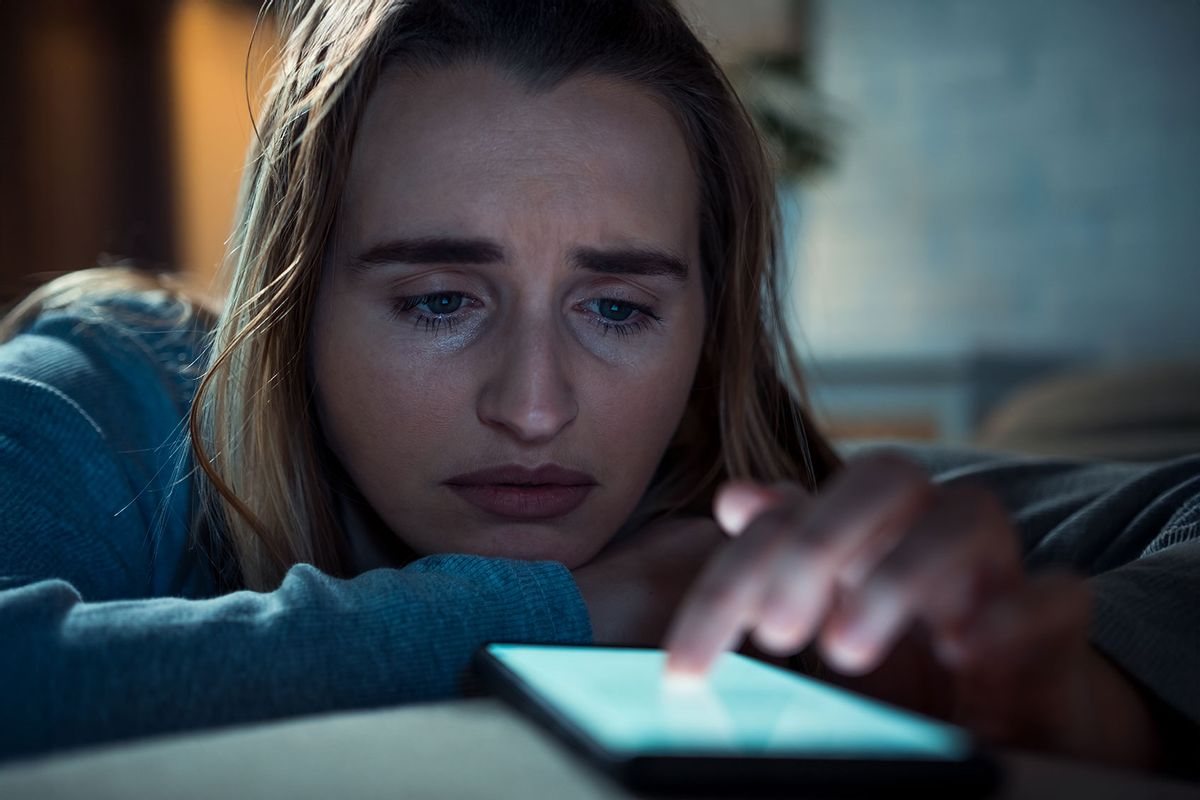 Sad woman with smart phone (Getty Images/D-Keine)