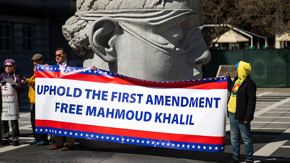 The message was clear: “Uphold the First Amendment. Free Mahmoud Khalil.” After his release, supporters called it a victory for protest rights and a blow to political targeting. (VIEW press / Eduardo Munoz Alvarez / Getty Images)