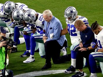 Jerry Jones, Dallas Cowboys kneel