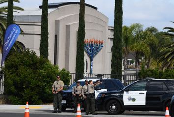 Poway synagogue shooting — image of front of synagogue with cop cars
