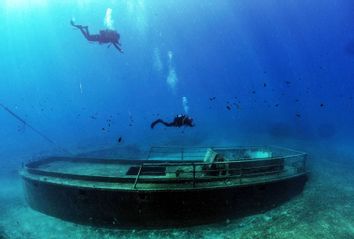 Divers; Shipwreck