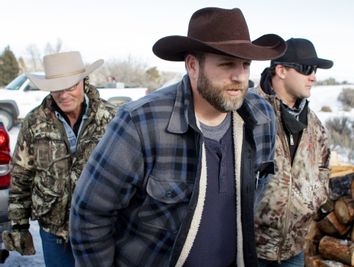 Ammon Bundy makes his way from the entrance of the Malheur National Wildlife Refuge Headquarters in Burns, Oregon on January 6, 2016.