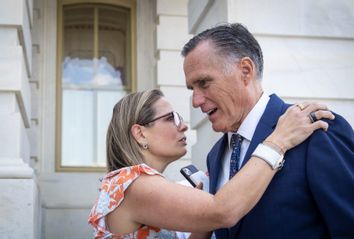 Kyrsten Sinema, Mitt Romney